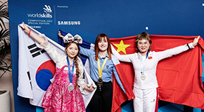 정다운 선수(왼쪽 첫번째)가 국제기능올림픽 헤어디자인 부분에서 은메달을 수상하고 기념촬영을 하고 있다